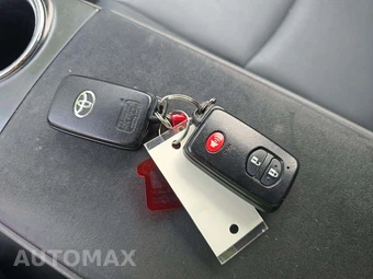 2013 Toyota Prius v Five – miniatura 8