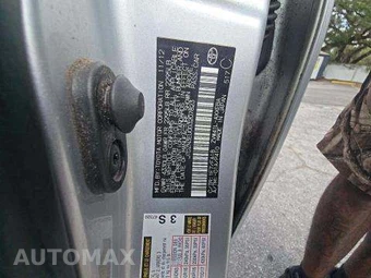 2013 Toyota Prius v Three – miniatura 6