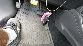 2013 Toyota Prius v Three – miniatura 18