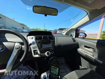 2013 Toyota Prius v Three – miniatura 10