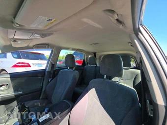 2013 Toyota Prius v Three – miniatura 11