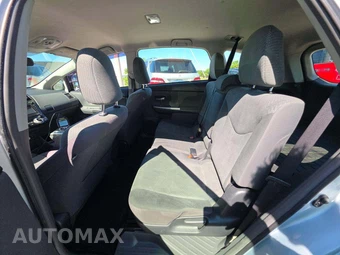 2013 Toyota Prius v Three – miniatura 13