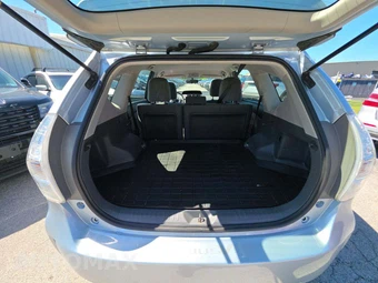 2013 Toyota Prius v Three – miniatura 14