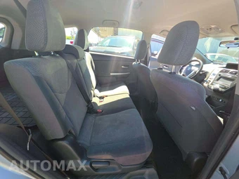 2013 Toyota Prius v Three – miniatura 16