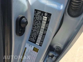 2013 Toyota Prius v Three – miniatura 5