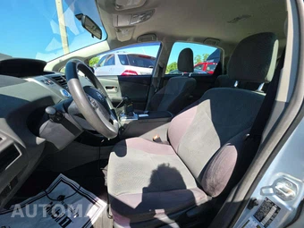 2013 Toyota Prius v Three – miniatura 6