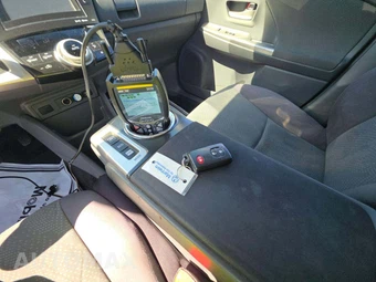 2013 Toyota Prius v Three – miniatura 8