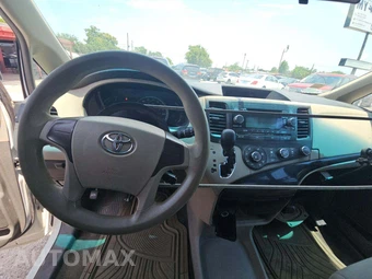 2013 Toyota Sienna L 7-Passenger 119.3" WB – miniatura 10