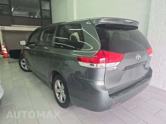 2013 Toyota Sienna L 7-Passenger 119.3" WB - miniatura 2