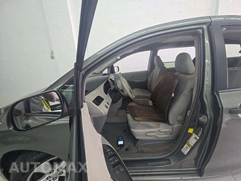 2013 Toyota Sienna L 7-Passenger 119.3" WB - miniatura 6
