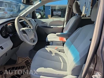 2013 Toyota Sienna LE 7-Passenger 119.3" WB - miniatura 13
