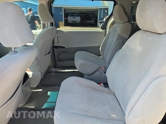 2013 Toyota Sienna LE 7-Passenger 119.3" WB - miniatura 16