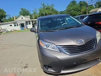 2013 Toyota Sienna LE 7-Passenger 119.3" WB - miniatura 2