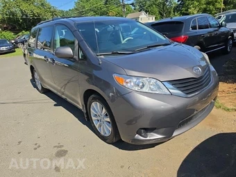 2013 Toyota Sienna LE 7-Passenger 119.3" WB - miniatura 3