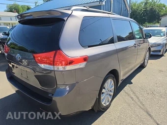 2013 Toyota Sienna LE 7-Passenger 119.3" WB - miniatura 4
