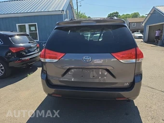 2013 Toyota Sienna LE 7-Passenger 119.3" WB - miniatura 5
