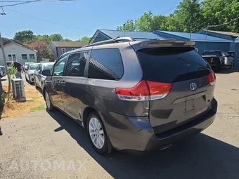2013 Toyota Sienna LE 7-Passenger 119.3" WB - miniatura 6