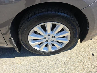 2013 Toyota Sienna LE 7-Passenger 119.3" WB - miniatura 9