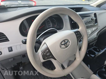 2013 Toyota Sienna LE 8-Passenger 119.3" WB - miniatura 10
