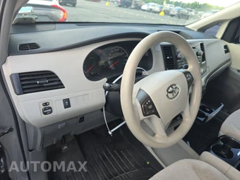 2013 Toyota Sienna LE 8-Passenger 119.3" WB - miniatura 11