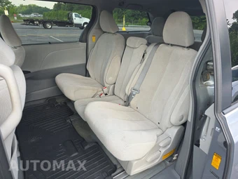 2013 Toyota Sienna LE 8-Passenger 119.3" WB - miniatura 13