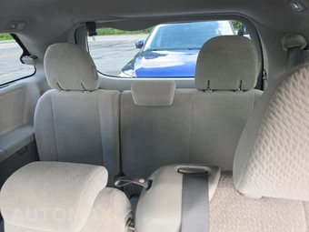2013 Toyota Sienna LE 8-Passenger 119.3" WB - miniatura 14