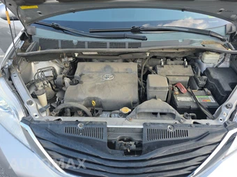 2013 Toyota Sienna LE 8-Passenger 119.3" WB - miniatura 16