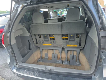 2013 Toyota Sienna LE 8-Passenger 119.3" WB - miniatura 17