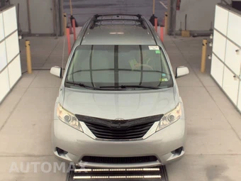 2013 Toyota Sienna LE 8-Passenger 119.3" WB - miniatura 2
