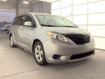 2013 Toyota Sienna LE 8-Passenger 119.3" WB - miniatura 3