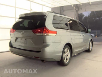 2013 Toyota Sienna LE 8-Passenger 119.3" WB - miniatura 4