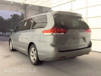 2013 Toyota Sienna LE 8-Passenger 119.3" WB - miniatura 6