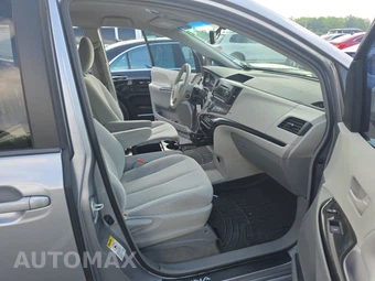 2013 Toyota Sienna LE 8-Passenger 119.3" WB - miniatura 8