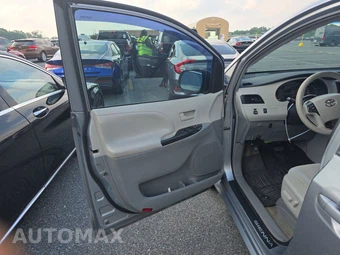 2013 Toyota Sienna LE 8-Passenger 119.3" WB - miniatura 9