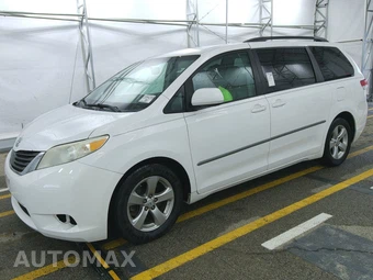 2013 Toyota Sienna LE 8-Passenger 119.3" WB
