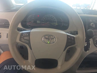 2013 Toyota Sienna LE 8-Passenger 119.3" WB - miniatura 10