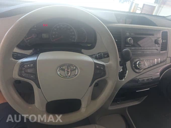 2013 Toyota Sienna LE 8-Passenger 119.3" WB - miniatura 11