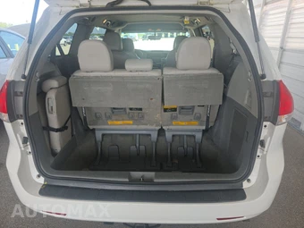 2013 Toyota Sienna LE 8-Passenger 119.3" WB - miniatura 15