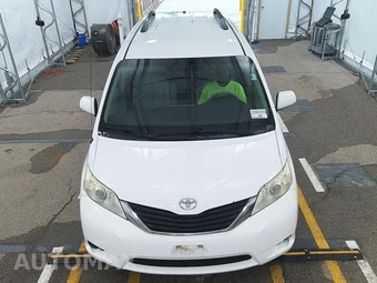 2013 Toyota Sienna LE 8-Passenger 119.3" WB - miniatura 2