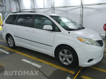 2013 Toyota Sienna LE 8-Passenger 119.3" WB - miniatura 3
