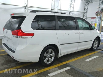 2013 Toyota Sienna LE 8-Passenger 119.3" WB - miniatura 4