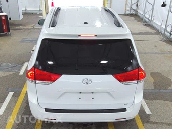 2013 Toyota Sienna LE 8-Passenger 119.3" WB - miniatura 5