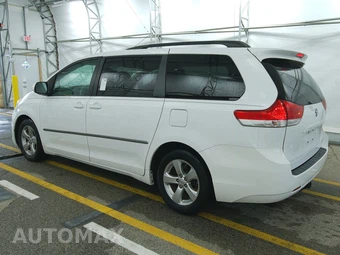 2013 Toyota Sienna LE 8-Passenger 119.3" WB - miniatura 6