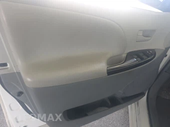 2013 Toyota Sienna LE 8-Passenger 119.3" WB - miniatura 9