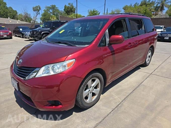 2013 Toyota Sienna LE 8-Passenger 119.3" WB