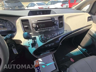 2013 Toyota Sienna LE 8-Passenger 119.3" WB - miniatura 10