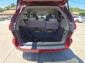 2013 Toyota Sienna LE 8-Passenger 119.3" WB - miniatura 15