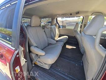 2013 Toyota Sienna LE 8-Passenger 119.3" WB - miniatura 17