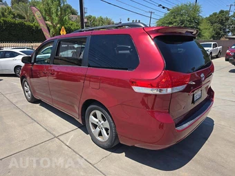 2013 Toyota Sienna LE 8-Passenger 119.3" WB - miniatura 2