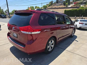2013 Toyota Sienna LE 8-Passenger 119.3" WB - miniatura 3